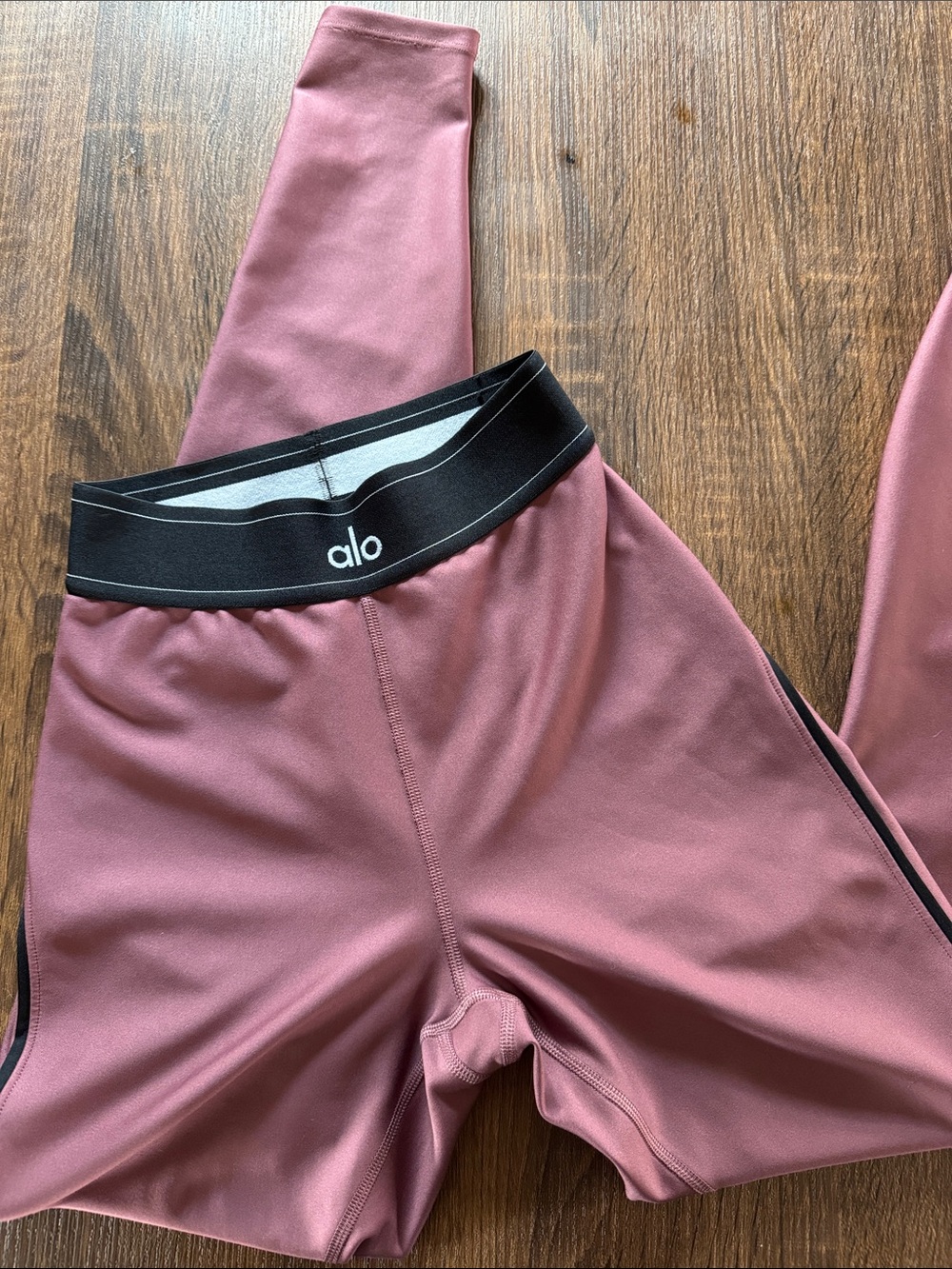 ALO Yoga Leggings in Mauve Pink with Black Waistband